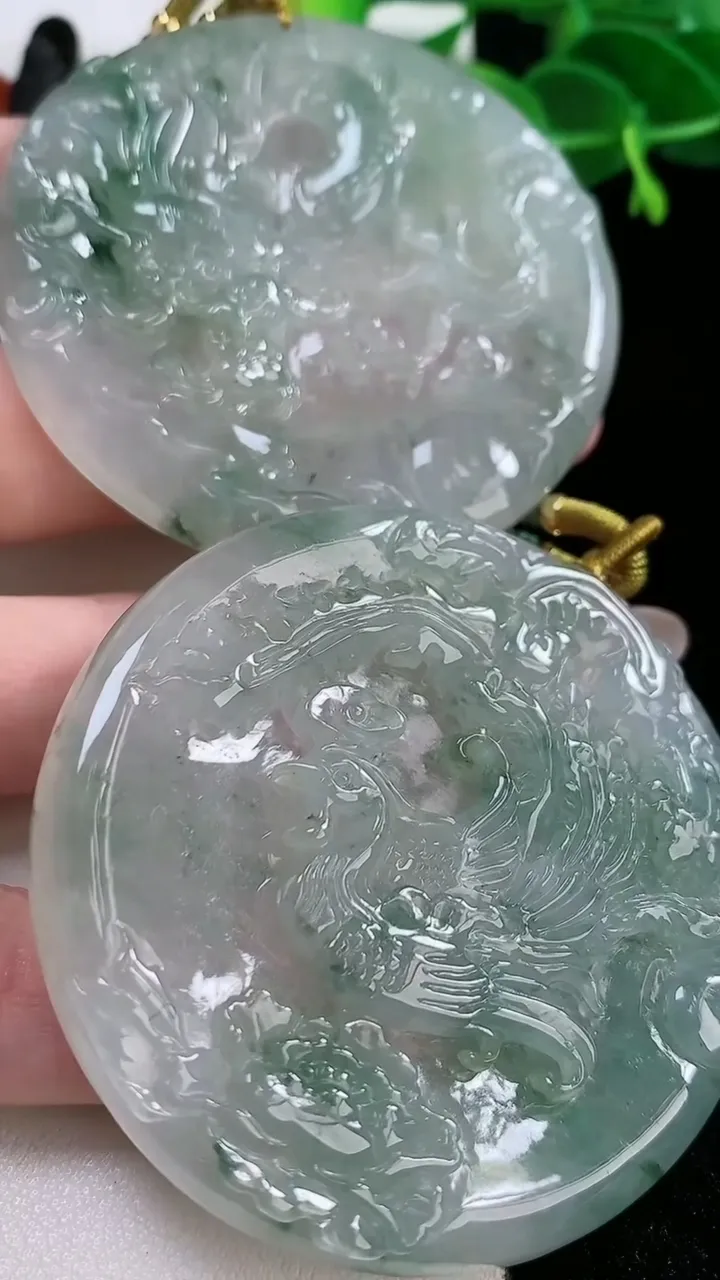 天然A货翡翠种飘花龙凤呈祥吊坠一对，尺寸56-6，重:41.65g
11月26日