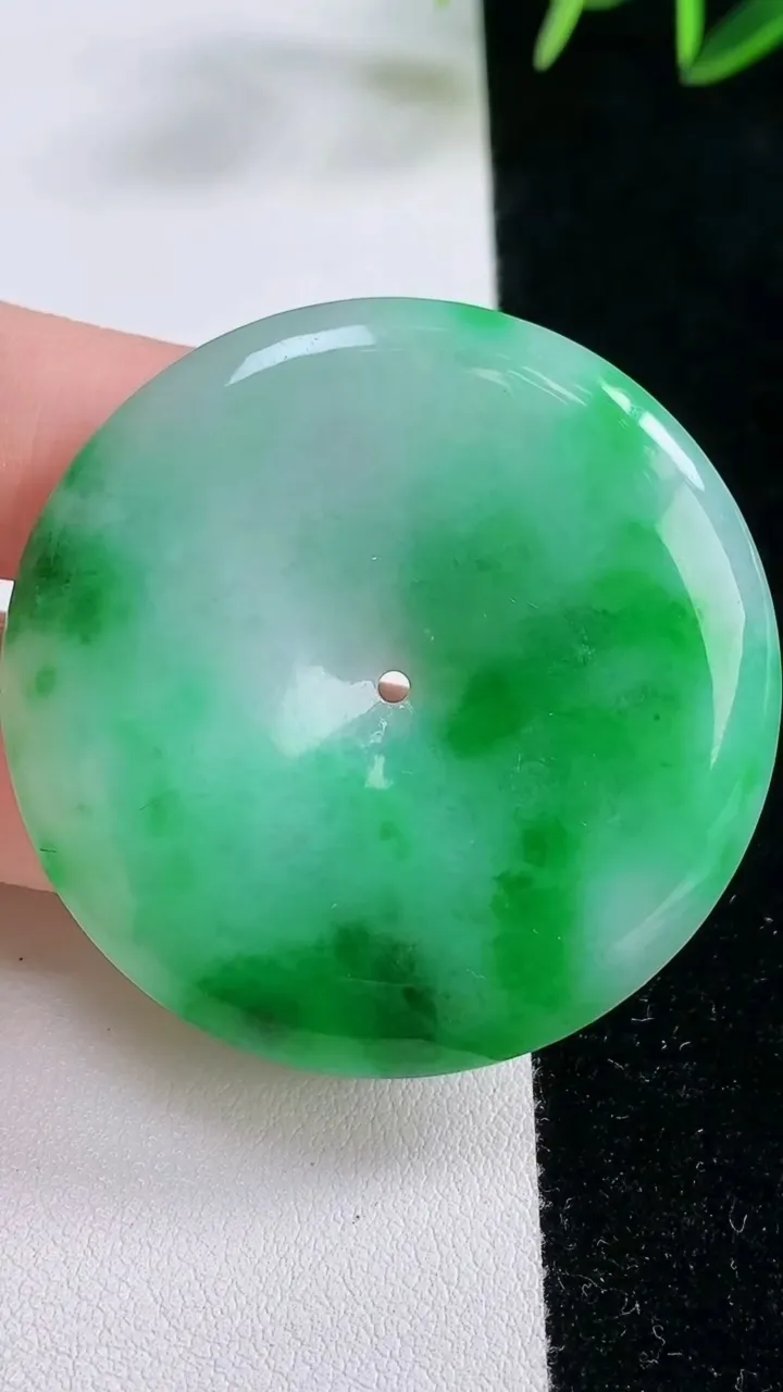 天然A货翡翠平安扣吊坠，尺寸44.5-6.2，重量:27.55g
11月26日