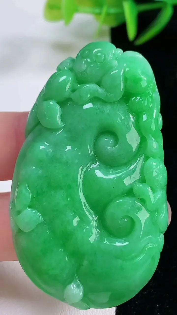 天然A货翡翠如意吊坠，尺寸56-33.3-8.4，重量:33.82g
11月26日