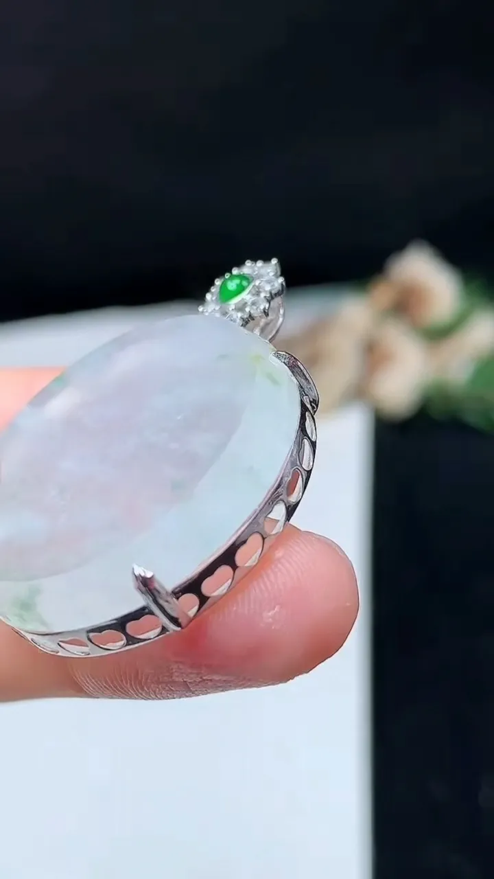 天然A货翡翠无事牌吊坠，尺寸27.8-7.7，重量:9.46g
11月26日