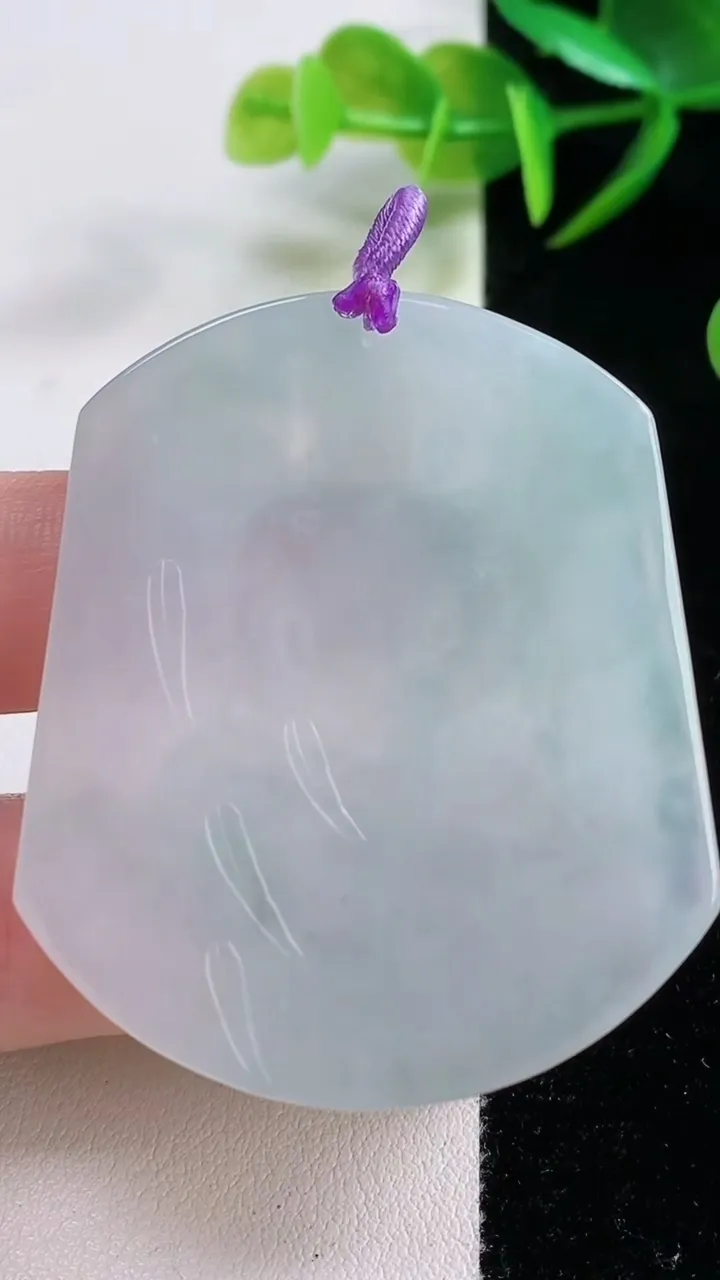 天然A货翡翠山水大日如来吊坠，尺寸50.4-42.5-4.9，重量:24.04g
11月26日