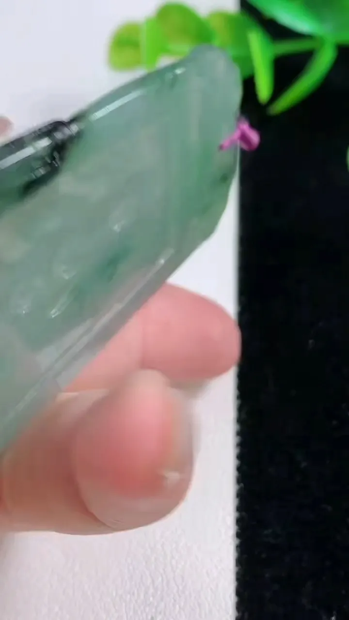 天然A货翡翠虚空藏菩萨吊坠，尺寸70-45.6-4.6，重量:31.41g
11月26日