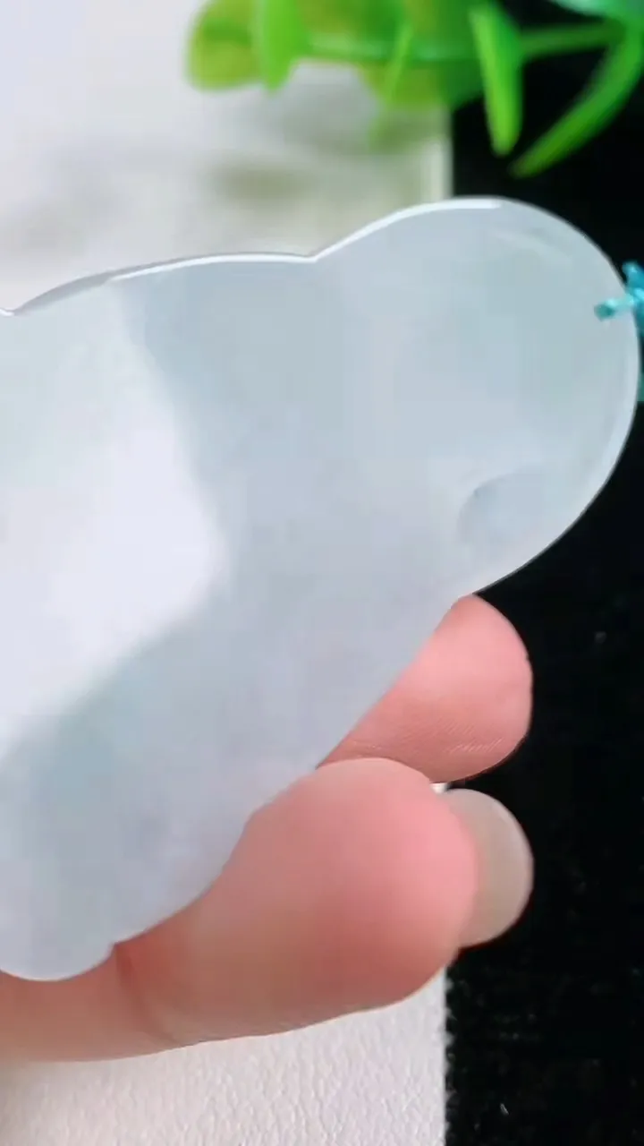 天然A货翡翠观音菩萨吊坠，尺寸60.6-35.8-6.4，重量:25.26g
11月26日