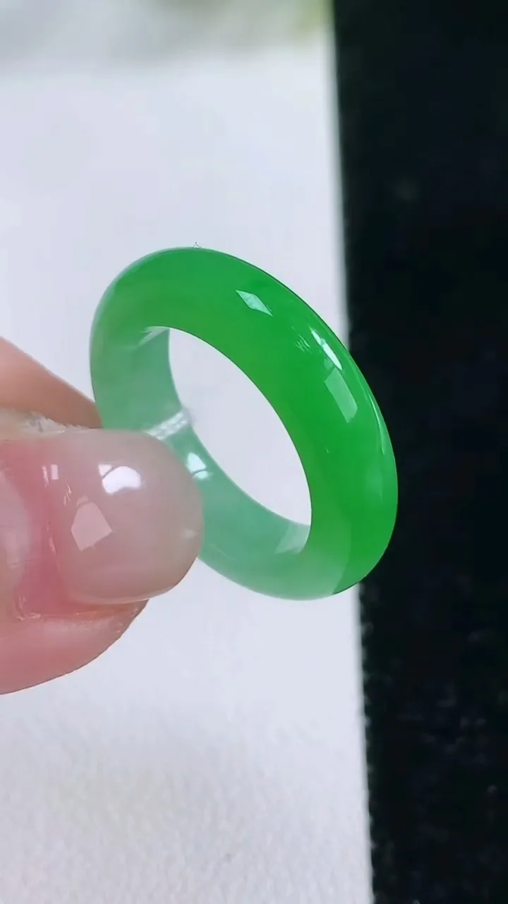 天然A货翡翠指环戒指，尺寸16.4-4.7-3.3，重量:3.71g2025年11月26日
工厂直销收藏佳品,种好水足，色泽均匀，有种有色，上手高大气！