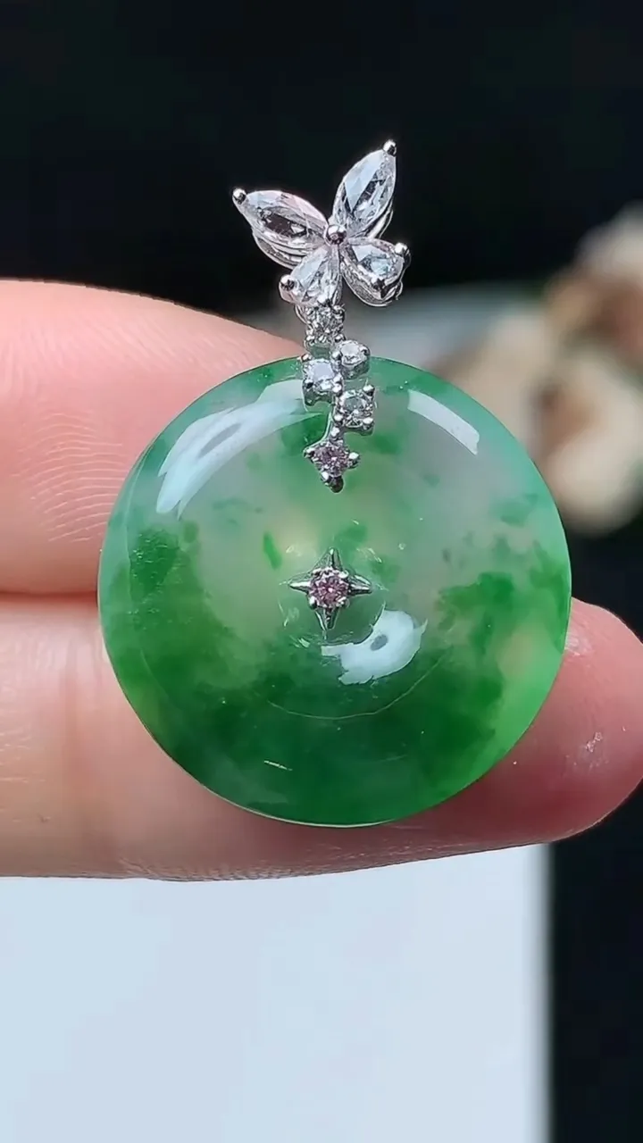 天然A货翡翠平安扣吊坠，尺寸19.3-4.2，重量:4.00g
11月26日