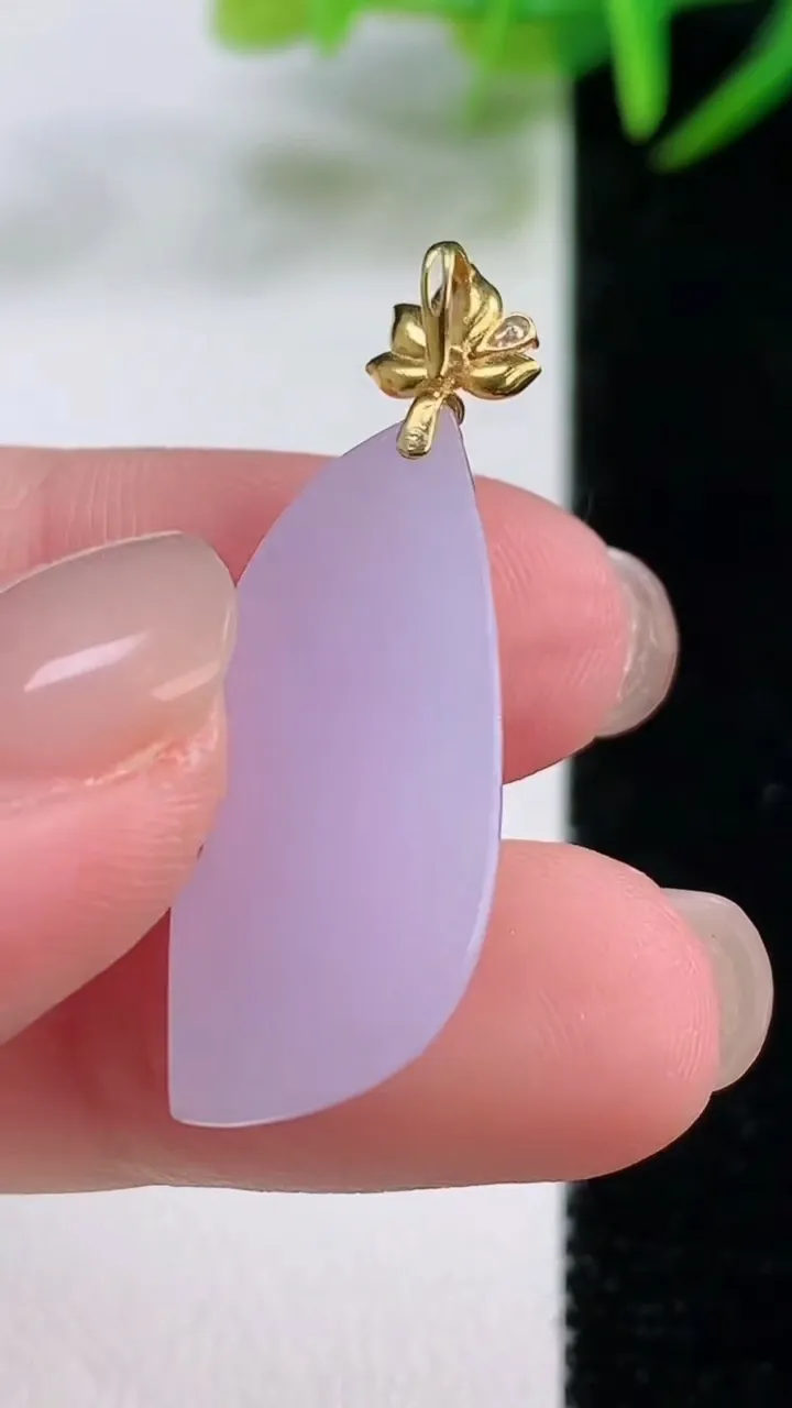 天然A货翡翠18K金紫罗兰随形吊坠，尺寸26.8-12.3-6.6，重量:4.86g
11月26日