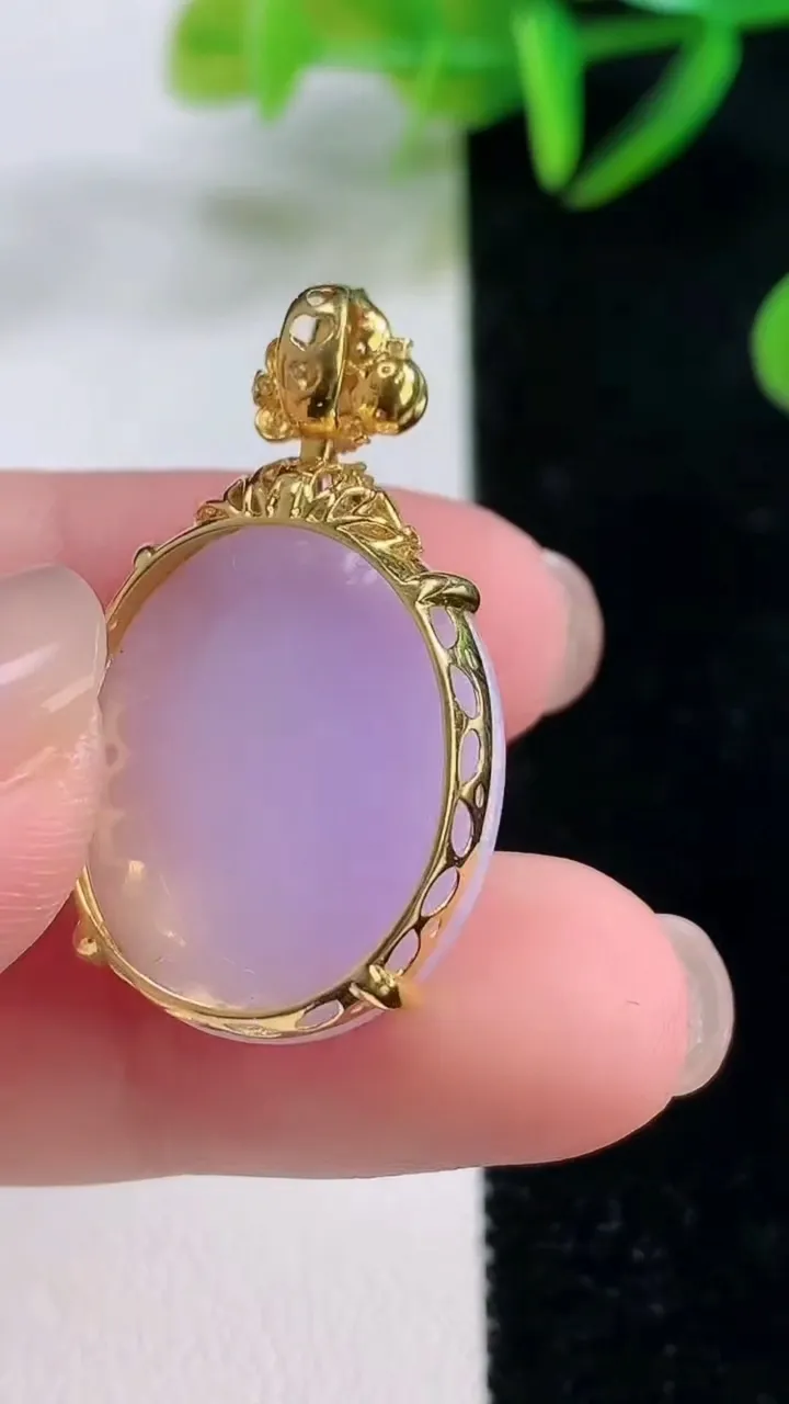 天然A货翡翠18K金紫罗兰蛋面吊坠，尺寸32.5-22-18.8-11.5重量:6.40g
11月26日