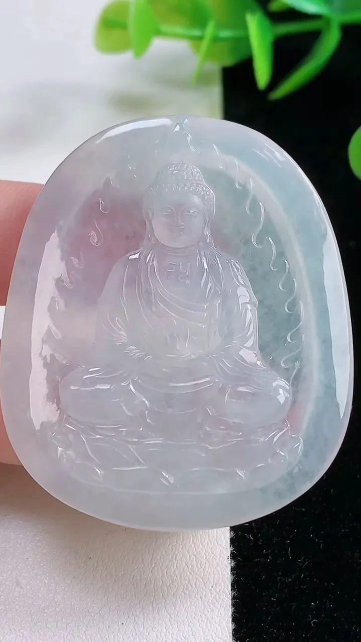 天然A货翡翠大日如来吊坠，尺寸50-42.4-4.7，重量:21.90g
11月26日