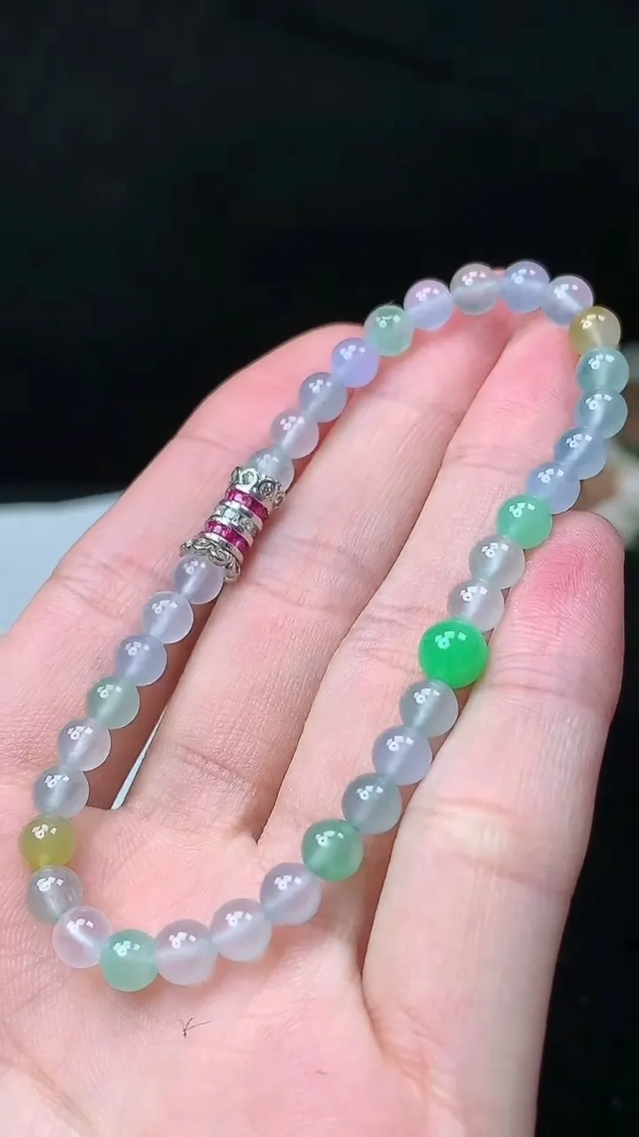 天然A货翡翠三彩圆珠手串，尺寸4.9-35颗，重量:8.49g11月26日
工厂直销收藏佳品,种好水足，色泽均匀，有种有色，上手高大气！