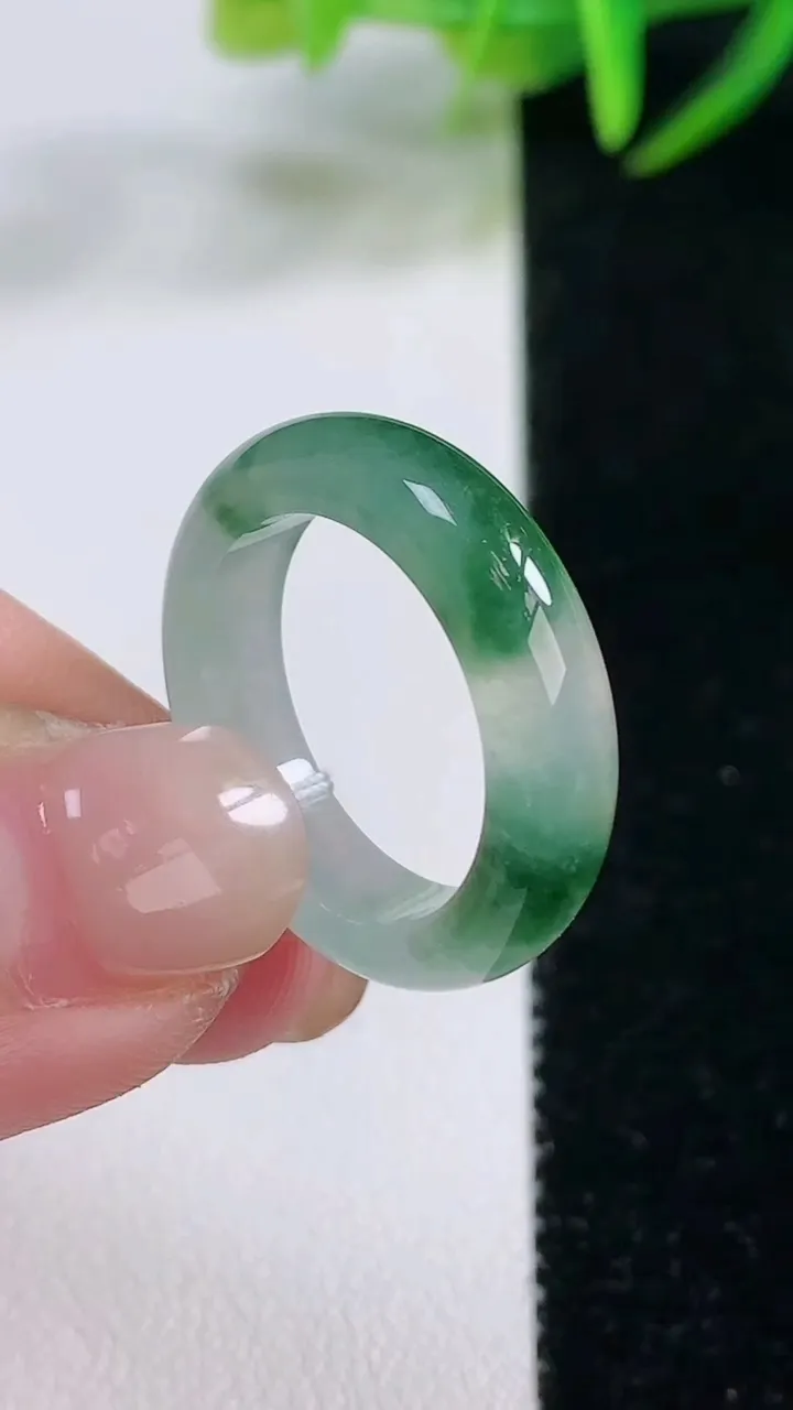 天然A货翡翠冰种飘花指环戒指，尺寸17.7-5-3.1，重量:4.00g2025年11月26日
工厂
