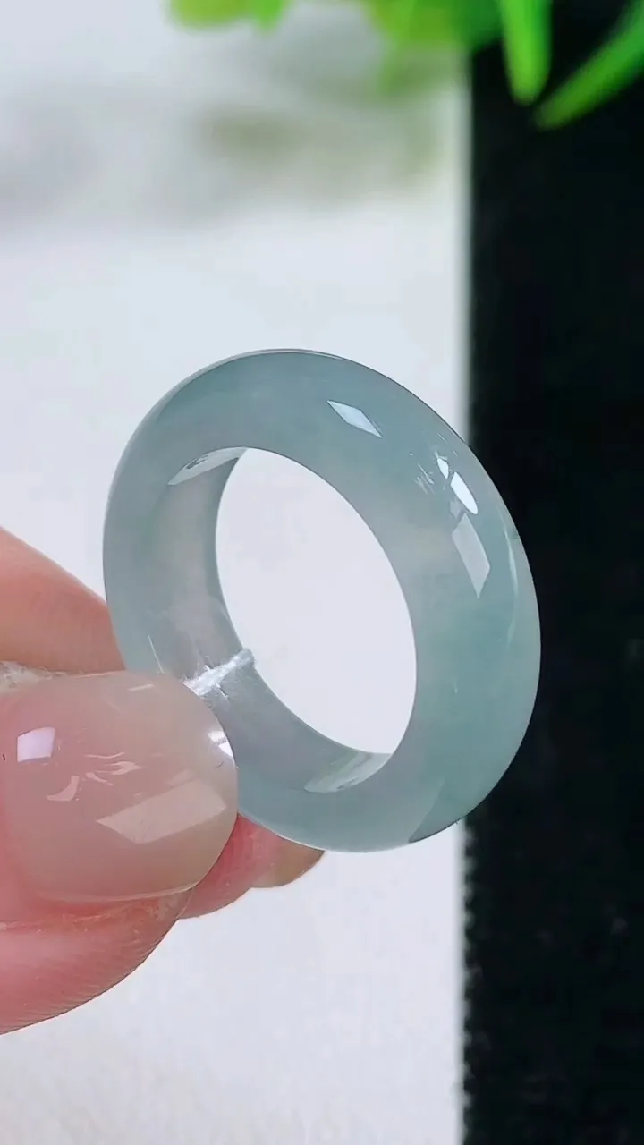 天然A货翡翠冰种飘花指环戒指，尺寸16.6-5.3-3，重量:4.20g2025年11月26日
工厂