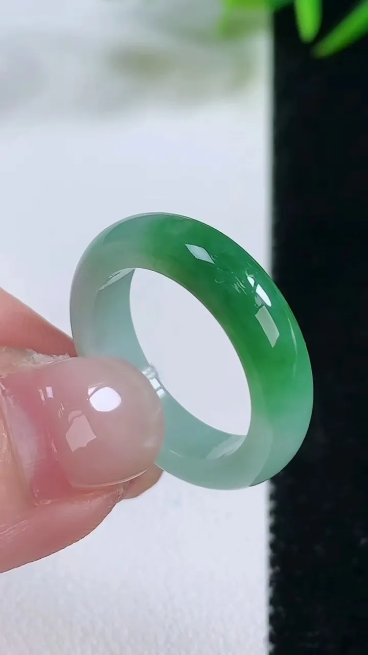 天然A货翡翠指环戒指，尺寸17.7-5.2-3，重量:3.78g2025年11月26日
工厂直销收藏佳品,种好水足，色泽均匀，有种有色，上手高大气！