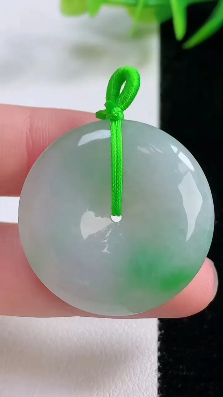 天然A货翡翠平安扣吊坠，尺寸31.8-6.4，重量:13.39g
11月26日