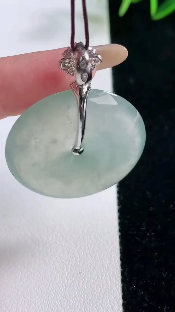天然A货翡翠平安扣吊坠，尺寸33.2-6，重量:16.17g
11月26日
