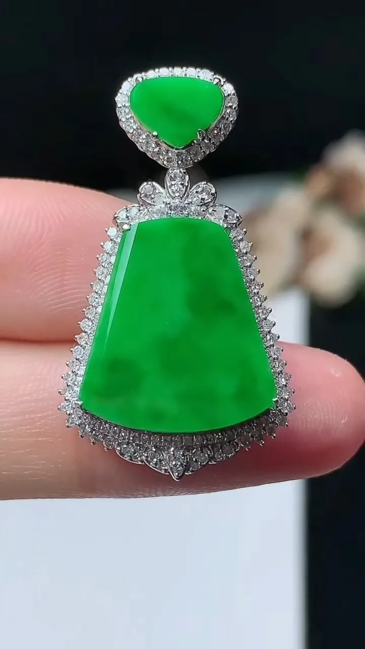 天然A货翡翠无事牌吊坠，尺寸33-18.9-7.2，裸石16.6-14.7，重量:4.11g
11月