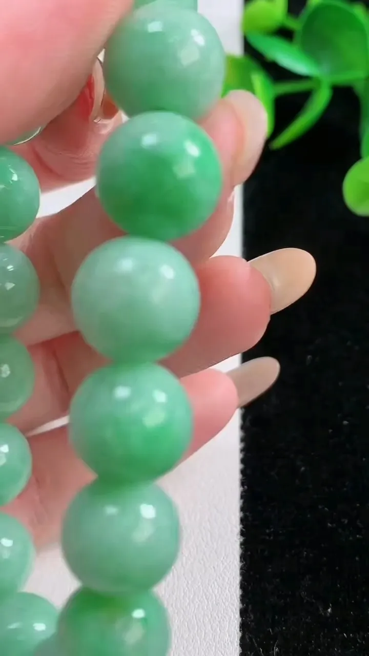 天然A货翡翠圆珠手串，尺寸12-16颗，重量:47.22g11月26日
工厂直销收藏佳品,种好水足，色泽均匀，有种有色，上手高大气！