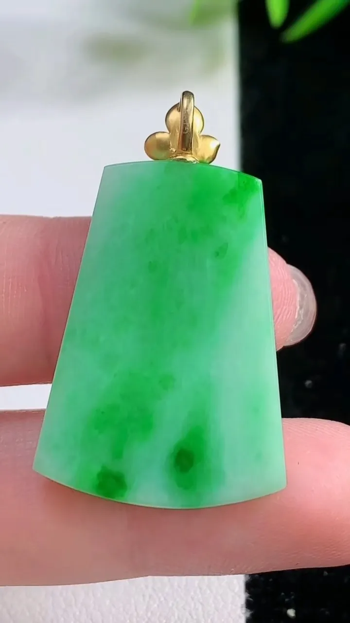 天然A货翡翠无事牌吊坠，尺寸29-21.6-2.7，重量:5.15g
11月26日