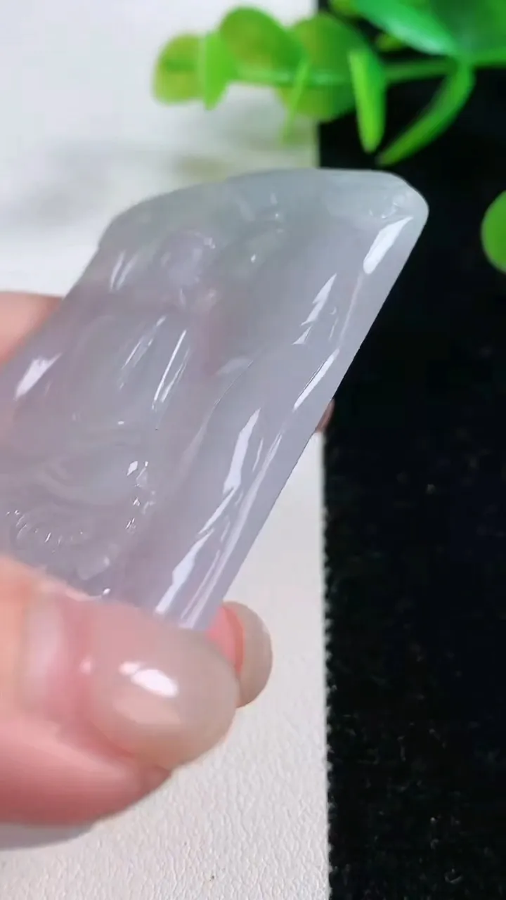 天然A货翡翠大日如来吊坠，尺寸71-42.8-4.5，重量:35.78g
11月26日