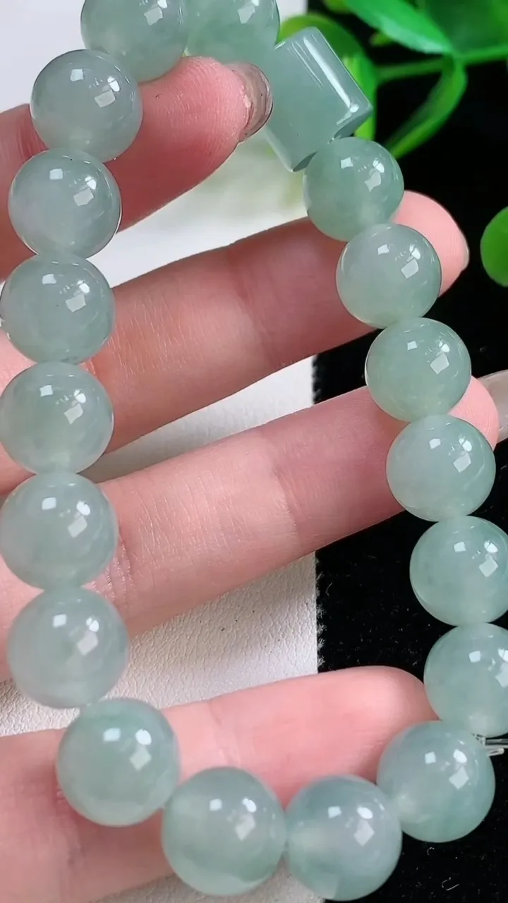 天然A货翡翠圆珠手串，尺寸10-10.5-19颗，重量:37.58g11月26日
工厂直销收藏佳品,