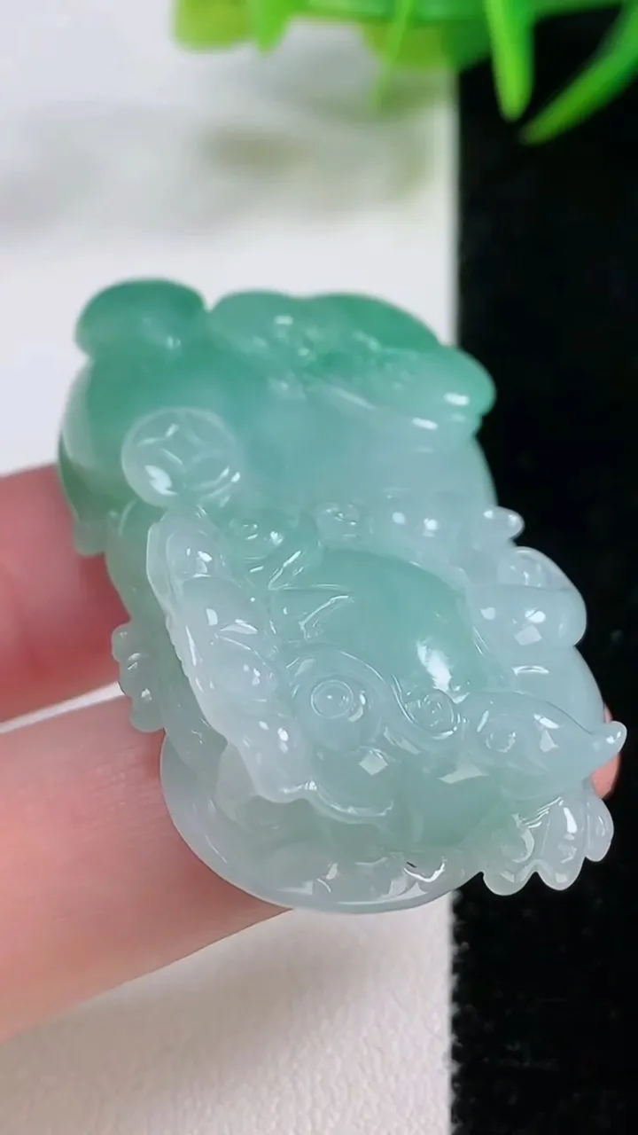 天然A货翡翠霸王貔貅吊坠，尺寸48-26-12，重量:33.98g
11月26日