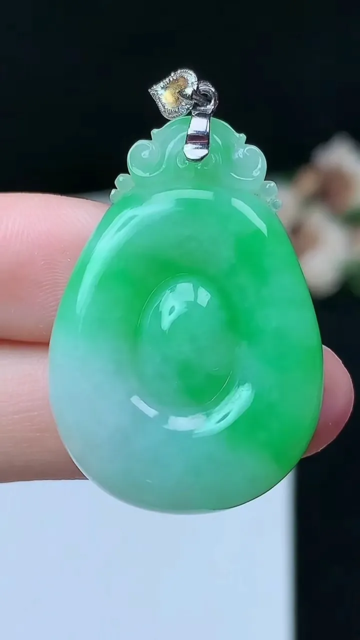 天然A货翡翠福贝吊坠，尺寸34.4-24-5.2，重量:8.00g
11月26日