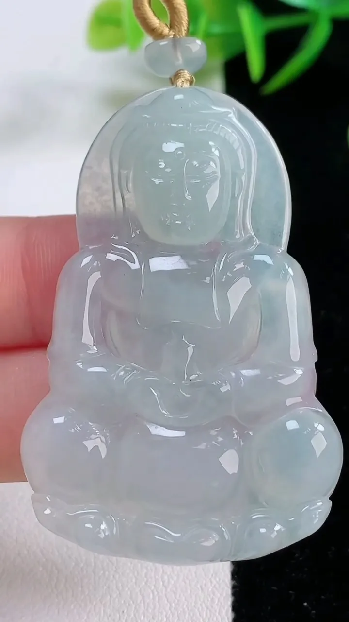 天然A货翡翠观音菩萨吊坠，尺寸52-34.7-5.1，重量:15.88g
11月26日