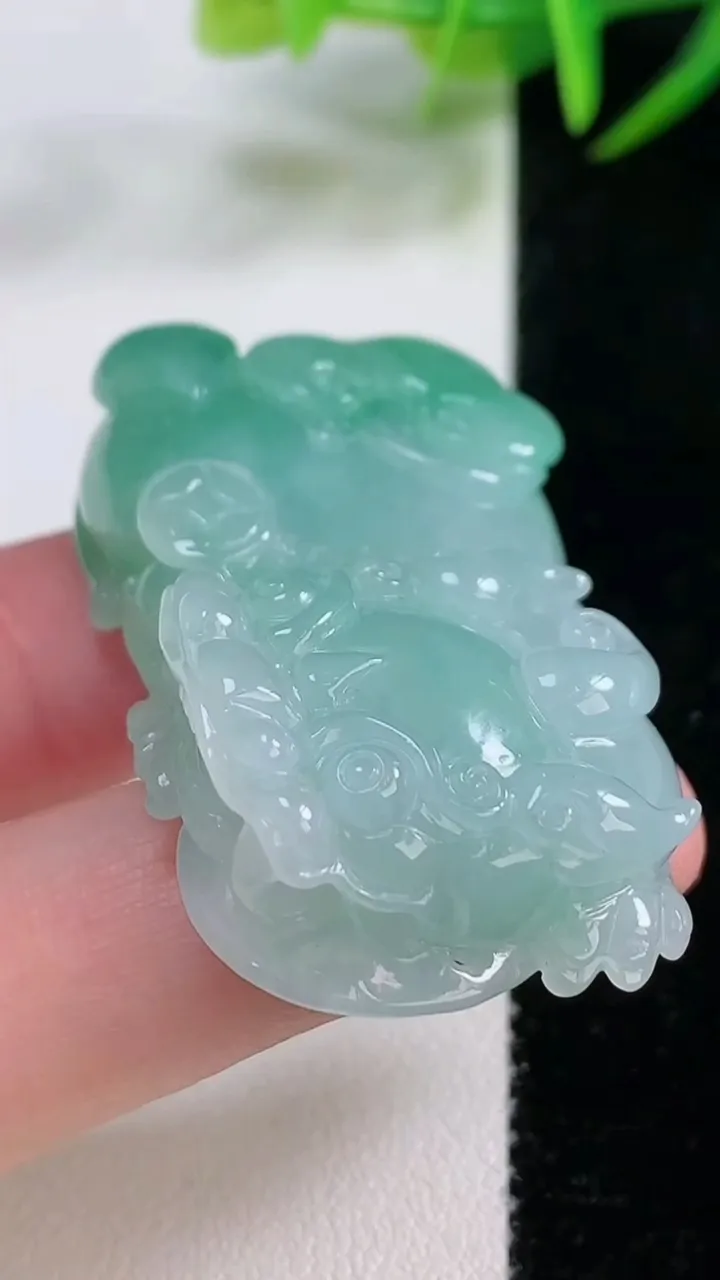 天然A货翡翠霸王貔貅吊坠，尺寸48-26-12，重量:33.98g
11月26日