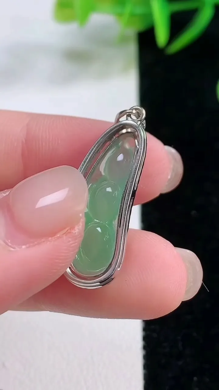 天然A货翡翠福豆吊坠，尺寸29.5-10-6.2，裸石23-7.3重量:2.81g
11月26日