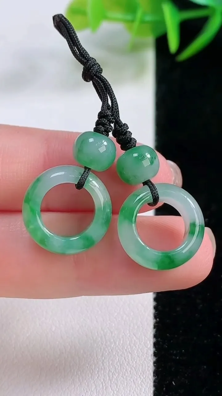 天然A货翡翠平安环吊坠一对，尺寸14.2-5.4，重量:5.14g
11月26日