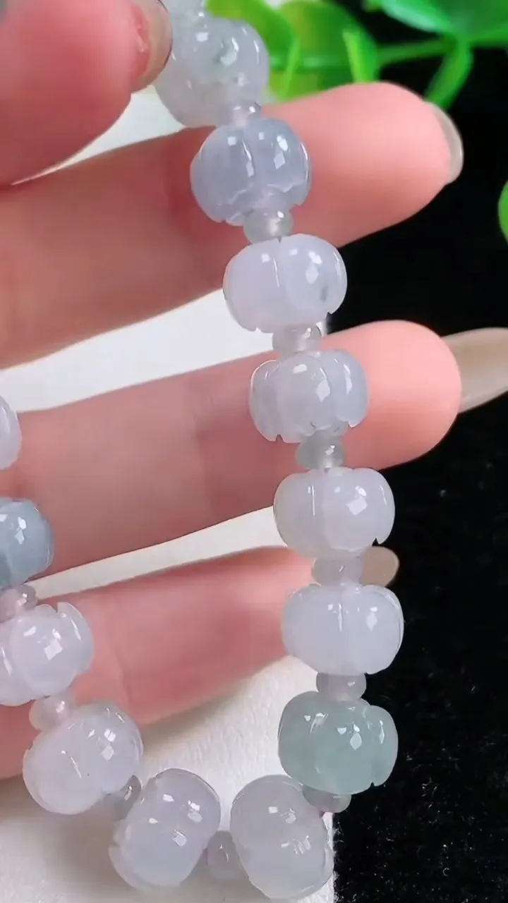 天然A货翡翠紫罗兰飘花莲花手串，尺寸10.3-6.4-19颗，重量:29.38g11月26日
工厂直销收藏佳品,种好水足，色泽均匀，有种有色，上手高大气！