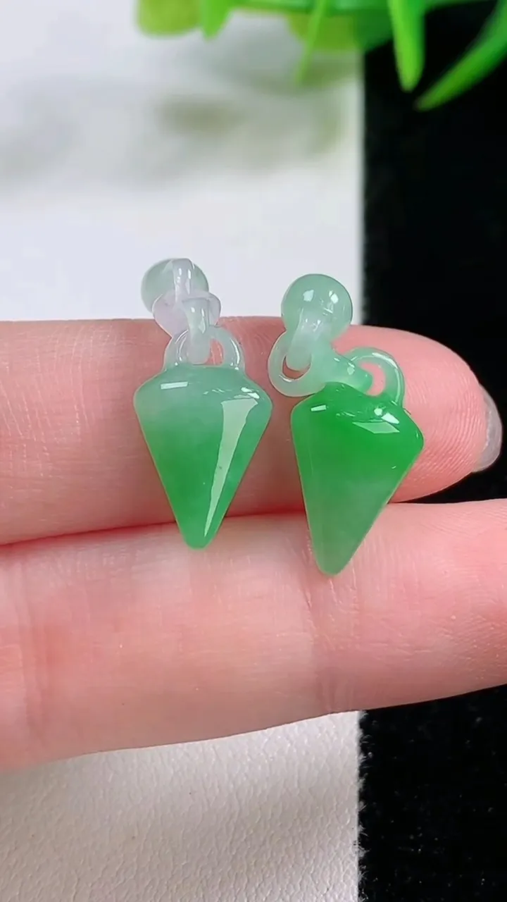 天然A货翡翠水滴吊坠一对，尺寸24-9.6-3.6，重量:2.51g
11月26日