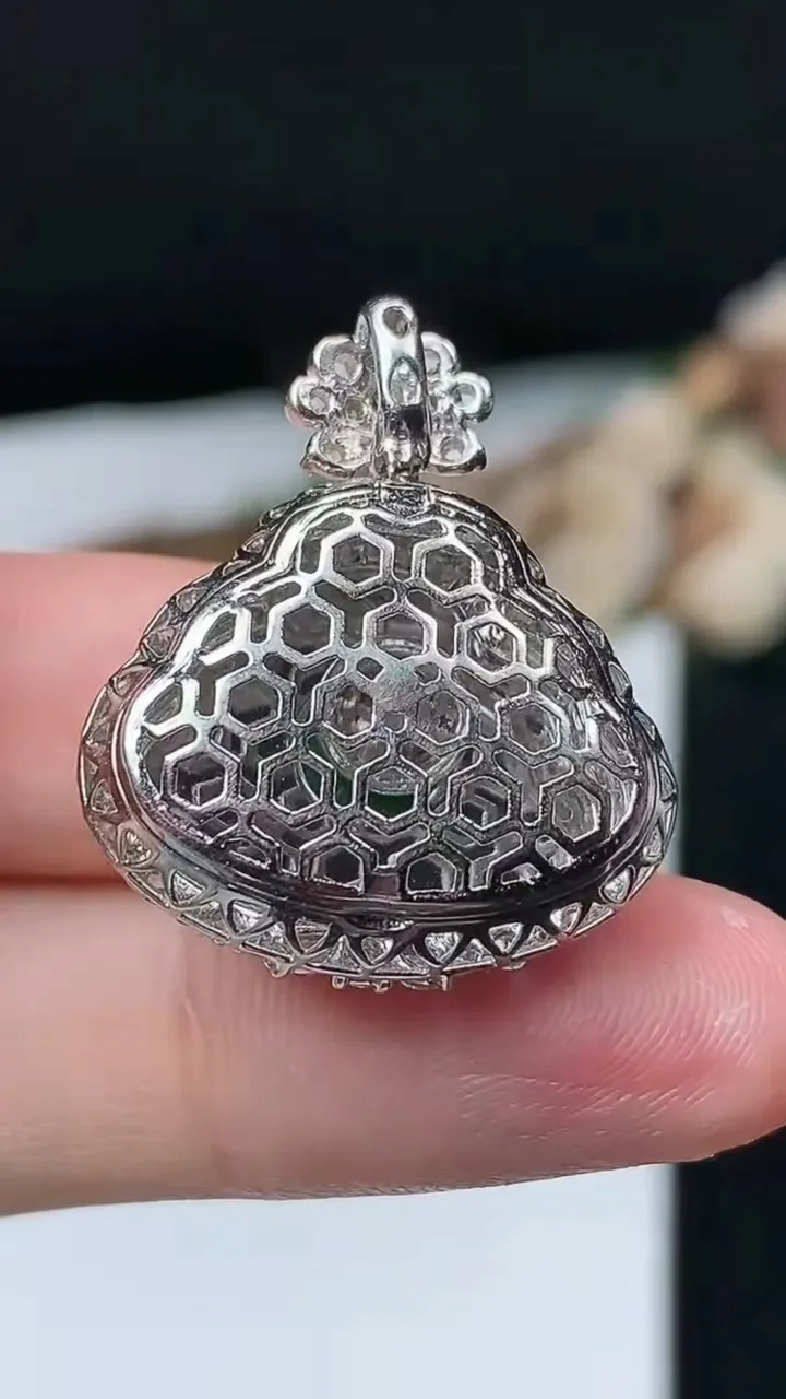 天然A货翡翠佛公吊坠，尺寸27.3-22.3-11，裸石14.3-18.7，重量:5.65g
11月26日