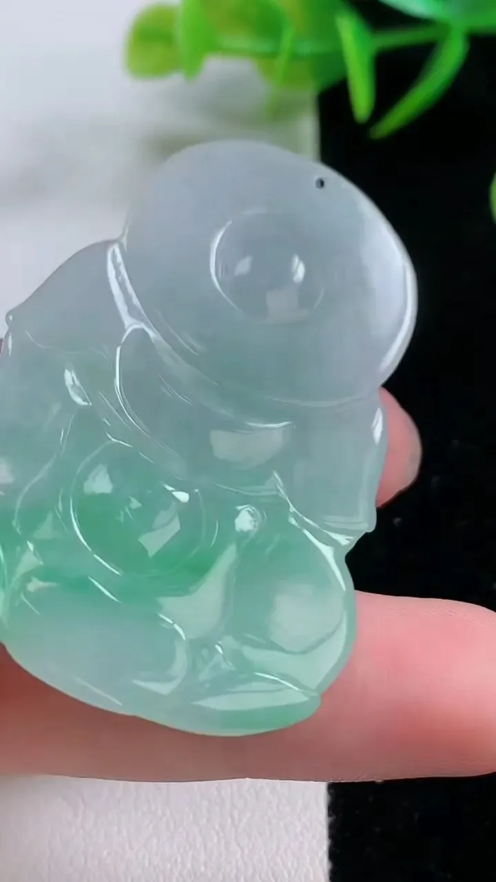 天然A货翡翠观音菩萨吊坠，尺寸50.7-35.7-5.3，重量:17.74g
11月26日