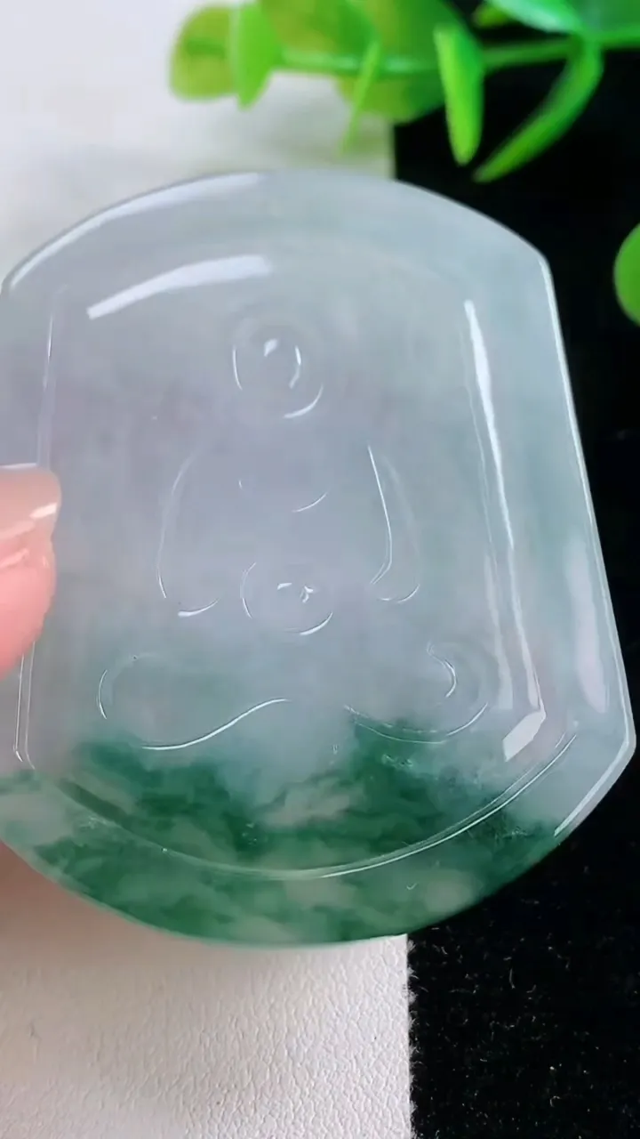 天然A货翡翠冰种飘花阿弥陀佛吊坠，尺寸55.5-44.7-5.5，重量:28.58g
11月26日