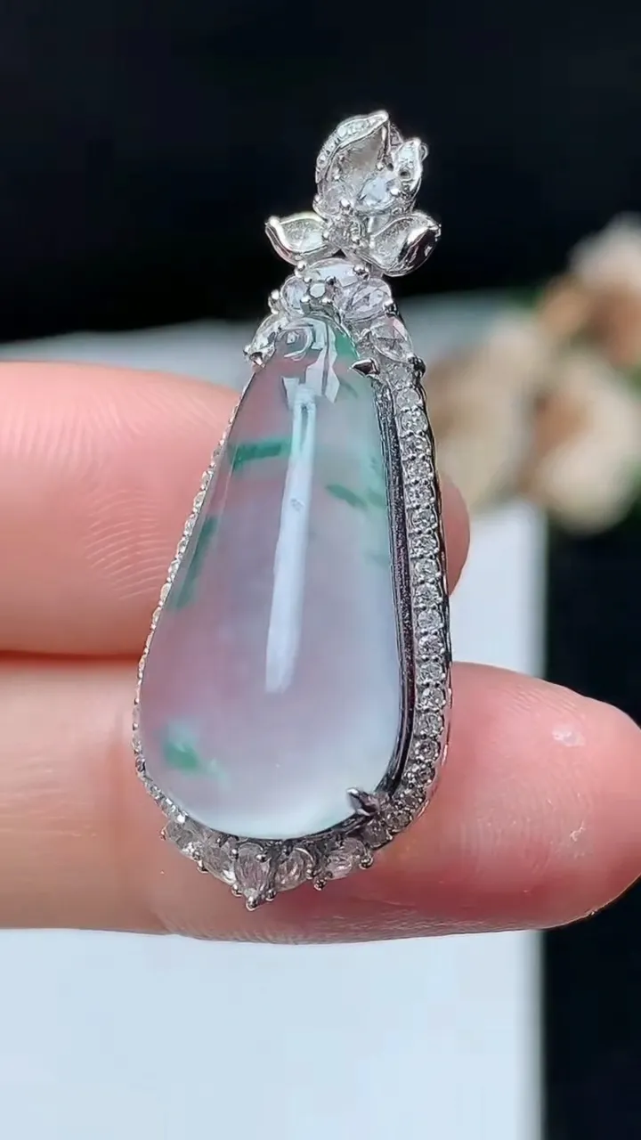 天然A货翡翠飘花福瓜吊坠，尺寸35.5-14.2-9.9，裸石22.4-11.6，重量:4.28g
11月26日，重量:4.28g