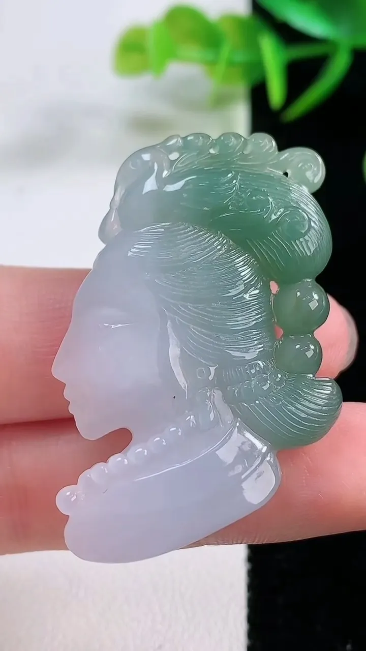 天然A货翡翠观音头吊坠，尺寸43-29.3-7.3，重量:15.15g
11月26日
