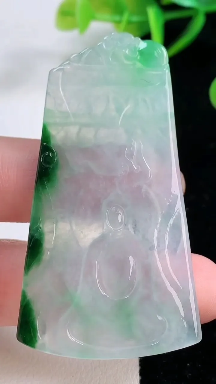 天然A货翡翠大日如来吊坠，尺寸59.2-31-3.4，重量:15.29g
11月26日