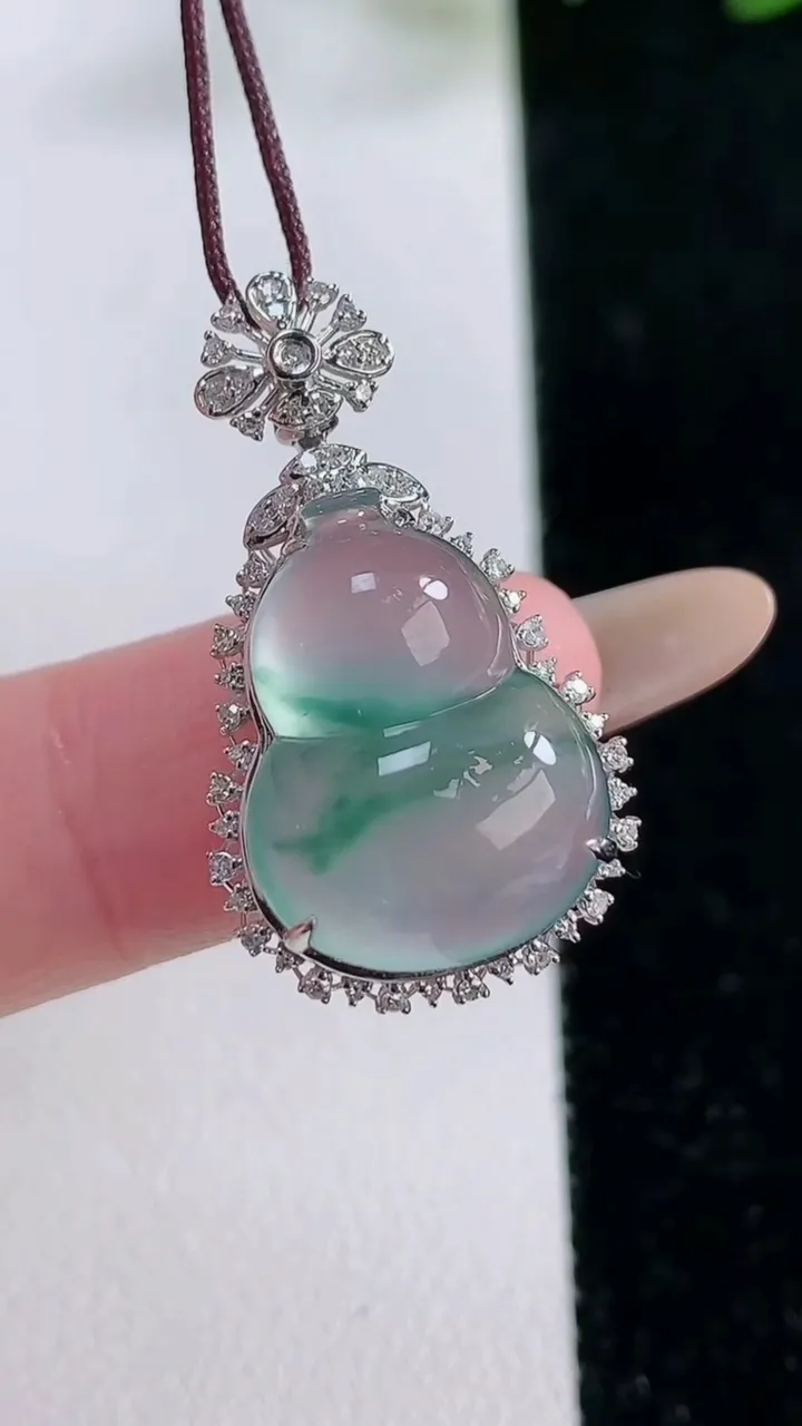 天然A货翡翠种飘花葫芦吊坠，尺寸28.8-15.6-10.4，裸石17.5-13重量:3.53g
11月26日