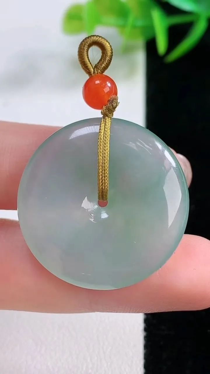 天然A货翡翠平安扣吊坠，尺寸29-5，重量:9.16g
11月26日