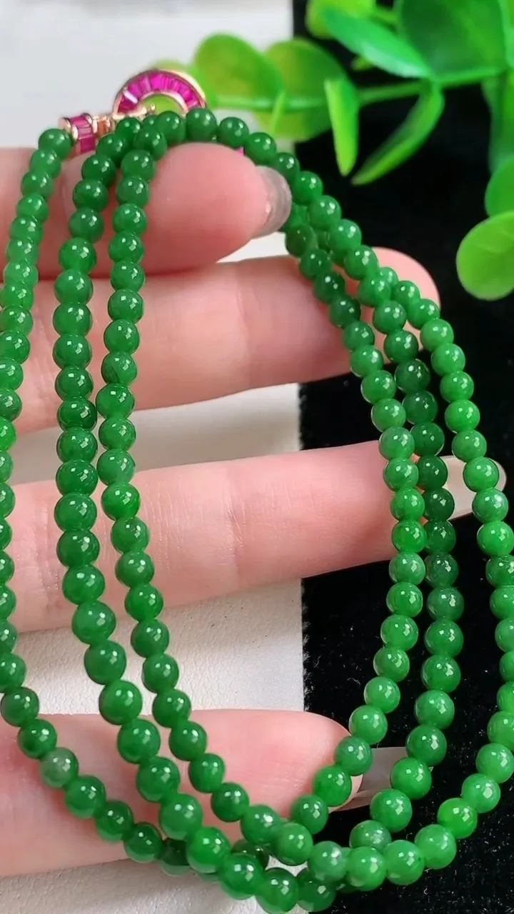 天然A货翡翠小米珠项链，尺寸3.4-156颗，重量:16.57g11月26日
工厂直销收藏佳品,种好水足，色泽均匀，有种有色，上手高大气！