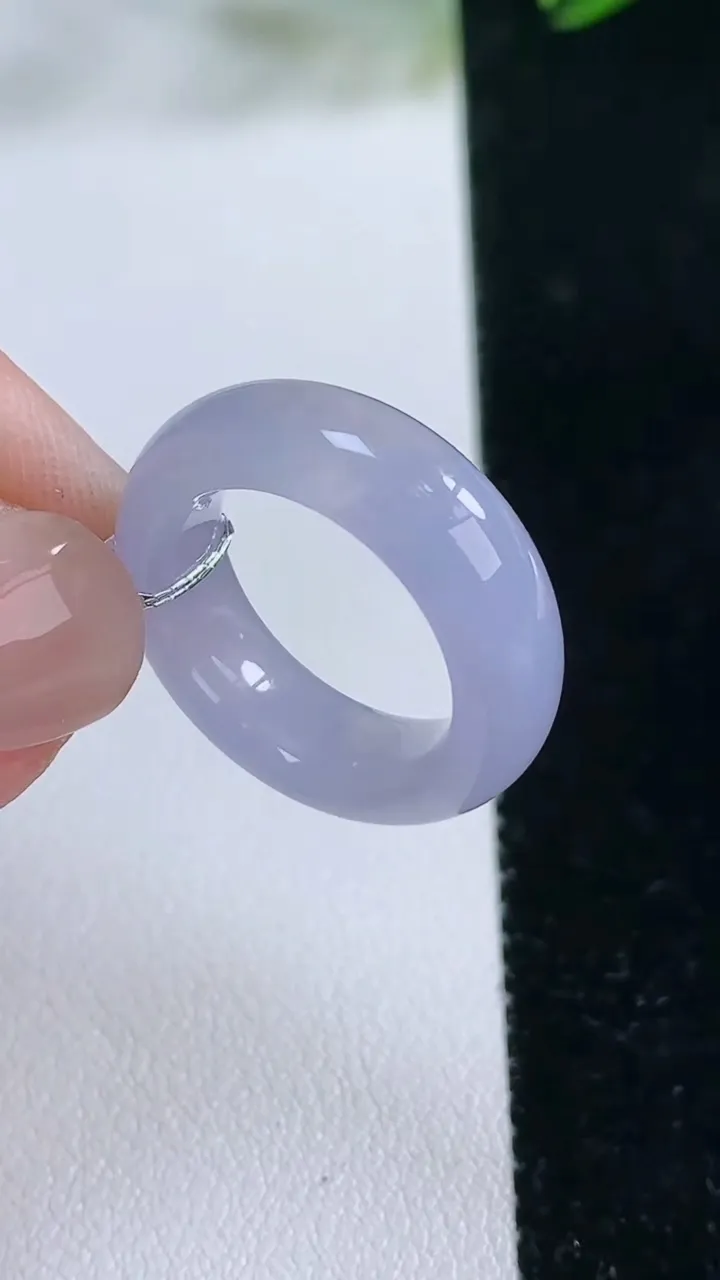 天然A货翡翠紫罗兰指环戒指，尺寸16-6.3-3.8，重量:4.66g2025年11月26日
工厂直销收藏佳品,种好水足，色泽均匀，有种有色，上手高大气！