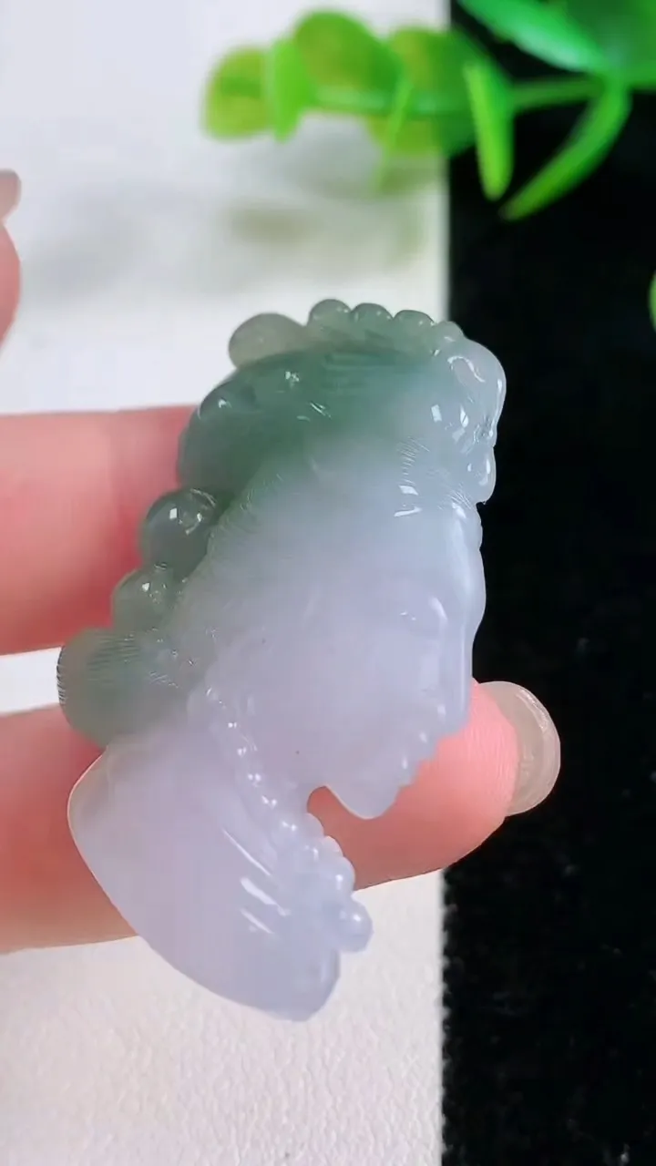 天然A货翡翠观音头吊坠，尺寸43-29.3-7.3，重量:15.15g
11月26日