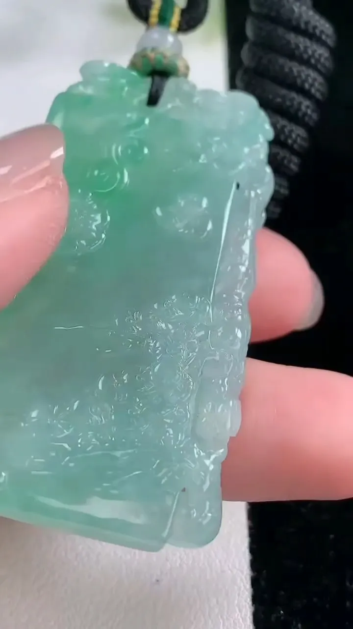 天然A货翡翠山水牌吊坠，尺寸51.5-27-6.6，重量:27.78g
11月26日