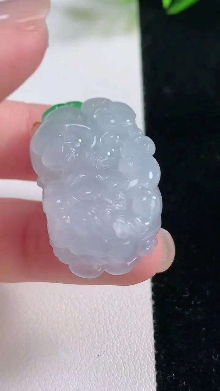 天然A货翡翠霸王貔貅吊坠，尺寸34.4-26-13，重量:21.31g
11月26日