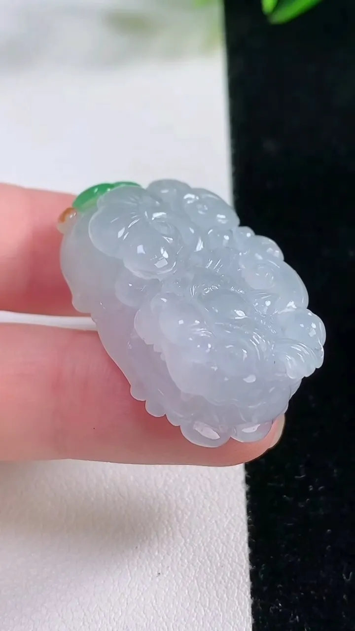 天然A货翡翠霸王貔貅吊坠，尺寸34.4-26-13，重量:21.31g
11月26日