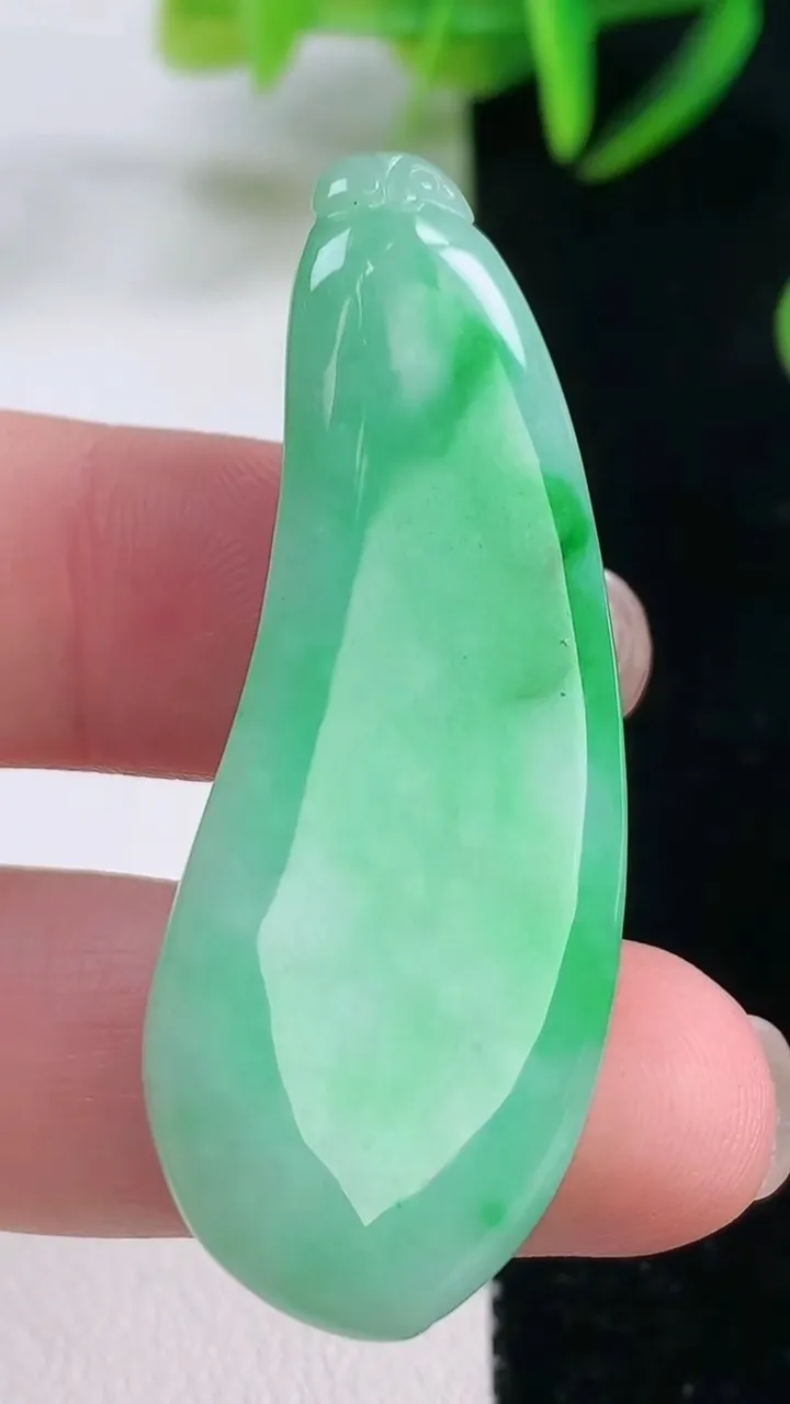 天然A货翡翠福瓜吊坠，尺寸47.8-18-10.5，重量:12.08g
11月26日