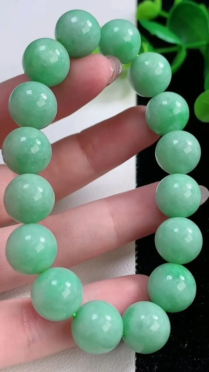 天然A货翡翠圆珠手串，尺寸12-16颗，重量:47.22g11月26日
工厂直销收藏佳品,种好水足，色泽均匀，有种有色，上手高大气！