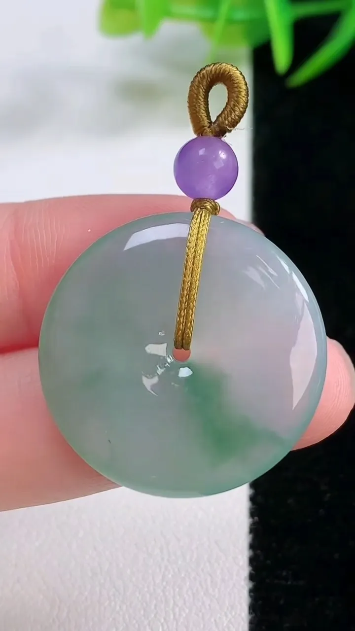 天然A货翡翠平安扣吊坠，尺寸27.2-4.8，重量:7.84g
11月26日