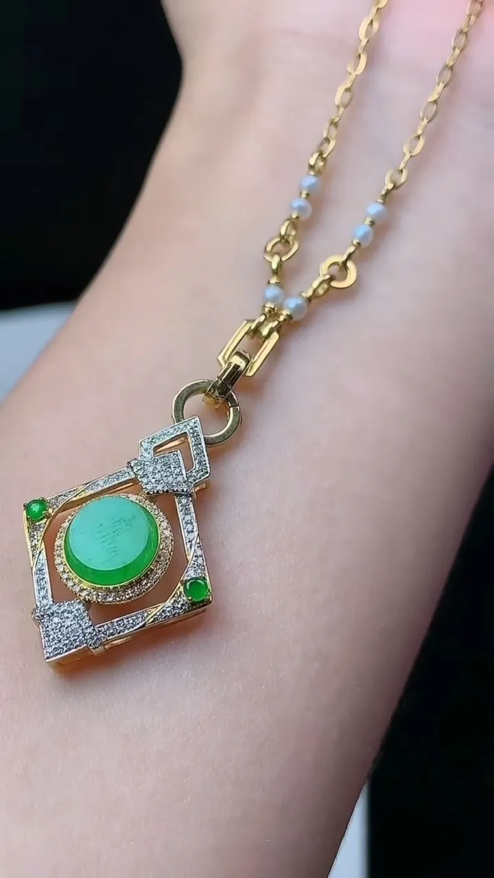 天然A货翡翠无事牌项链，尺寸7.9，重量:7.44g11月26日
工厂直销收藏佳品,种好水足，色泽均匀，有种有色，上手高大气！