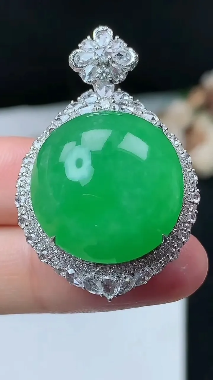 天然A货翡翠蛋面吊坠，尺寸39-25.5-17.7，裸石21-20.5，重量:15.39g
11月2